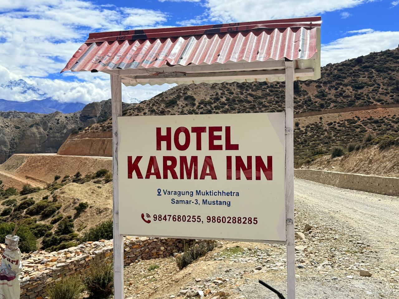 Hotel Karma Inn road sign